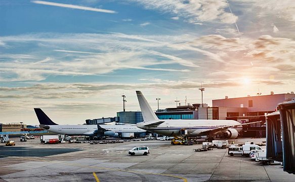 Flughafen mit enormer Anzahl nach Ebene und der Passagiere auf der Welt