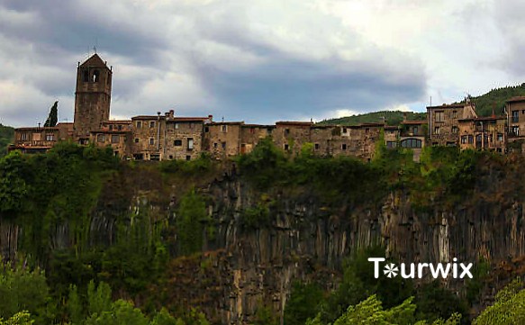 Ein Dorf, am Rand der Klippe: Castellfollit de la Roca