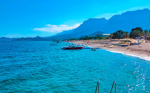 Wo befindet sich der Göynük Public Beach und wie gelangt man dorthin?